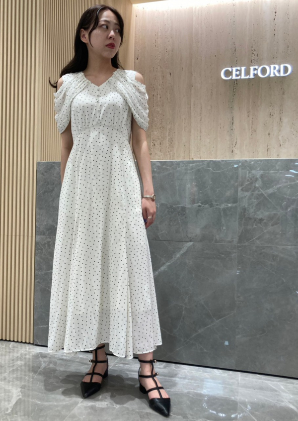 CELFORD（セルフォード）の「カットアウト割線ワンピース